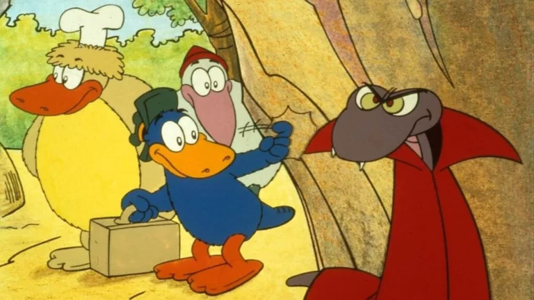 Drie kleurrijke cartoonvogels, een met een koksmuts, een andere met een groene muts en een derde met een rode muts, staan samen in een bos. Een rode slang met cape lacht ondeugend op de voorgrond.