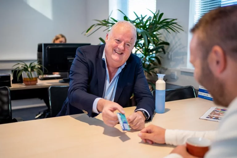 Boyd geeft visitiekaartje.