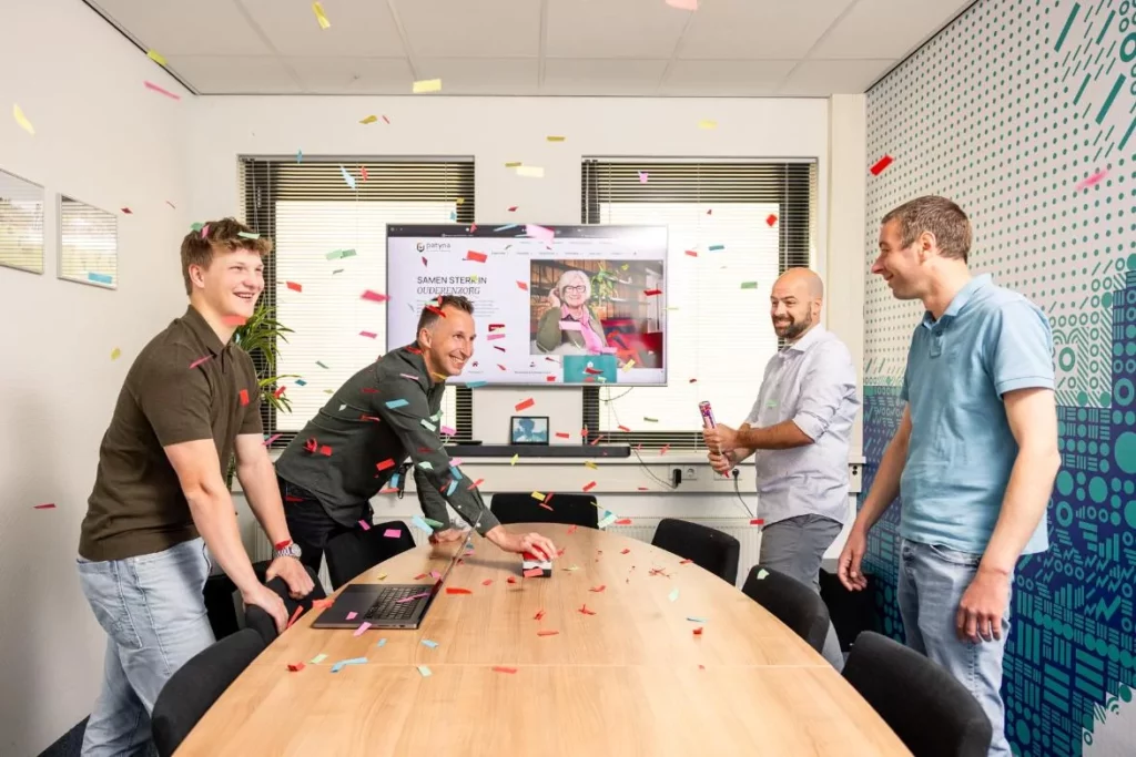 Foto van vier developers die een website livezetten.